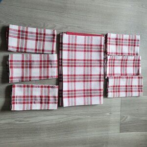 Set Of 6 Red & White Plaid Napkins w Table Runner